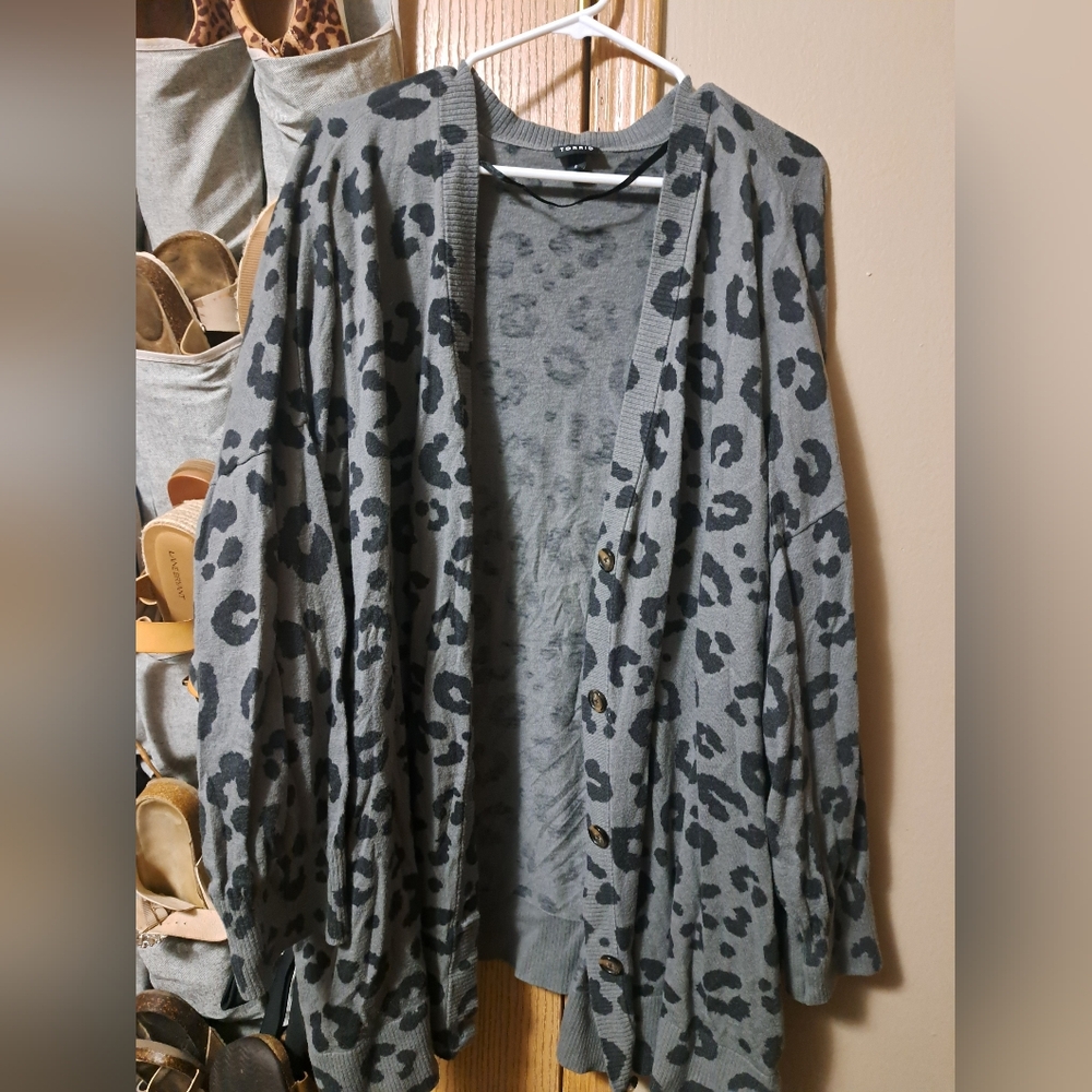 Torrid Gray Leopard Print Women's Sweater Size 6